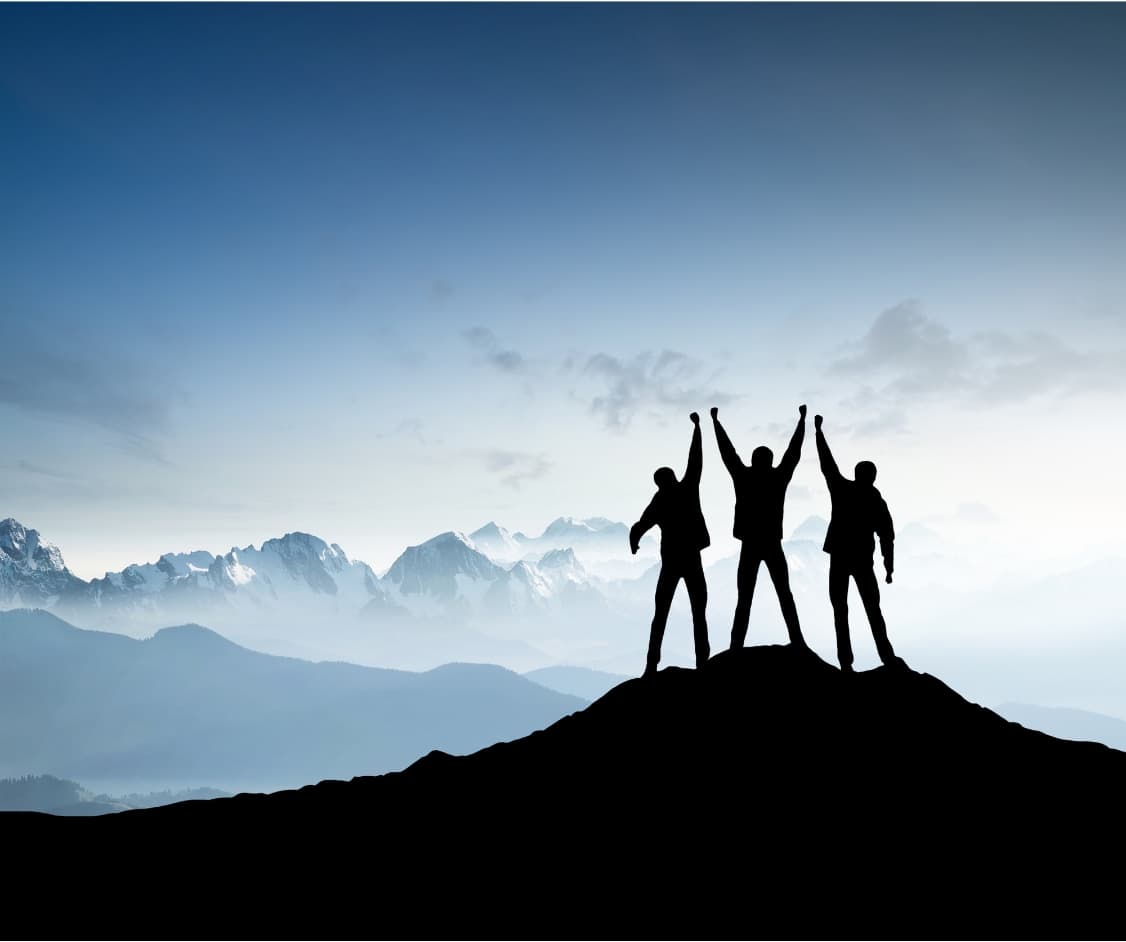 3 personnes au sommet d'une montagne